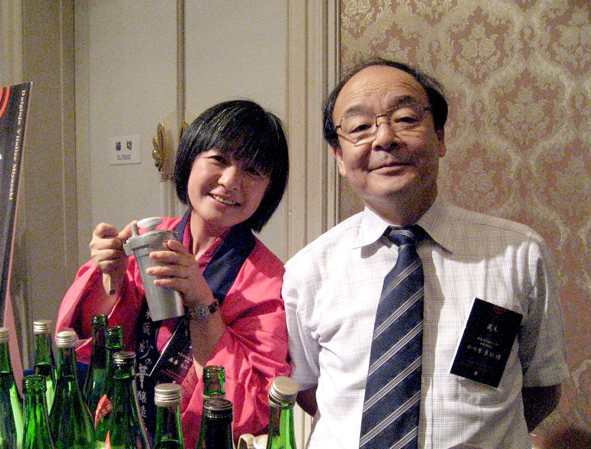 弊社専務　森喜るみ子（写真左）と神亀酒造　故・小川原専務（写真右）